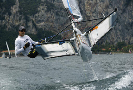 Nello scatto di Franco Pace, una spettacolare planata del Moth dell’inglese Adam May agli Europei 2005